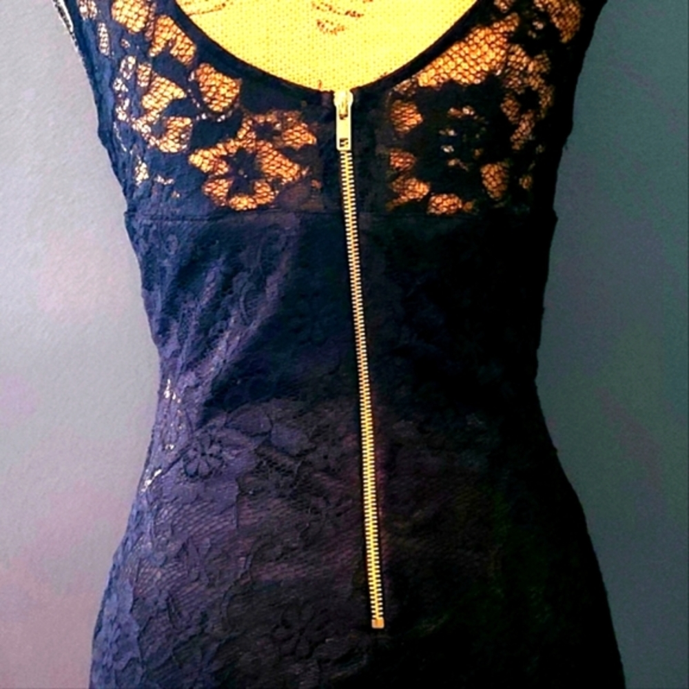 Short/mini Dress sz LG material stretches Black netting Gold zipper in Back